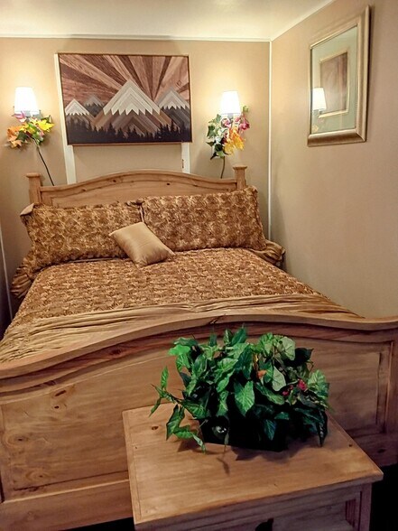 Building Photo - 5070 Fenwood Dr