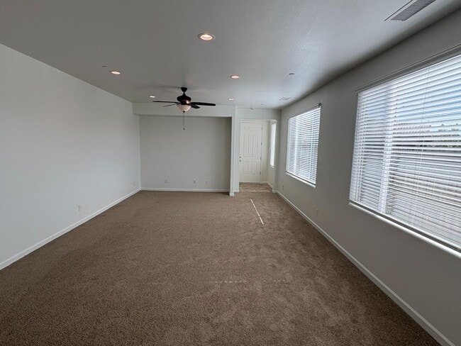 Building Photo - 5990 E Kerckhoff Ave