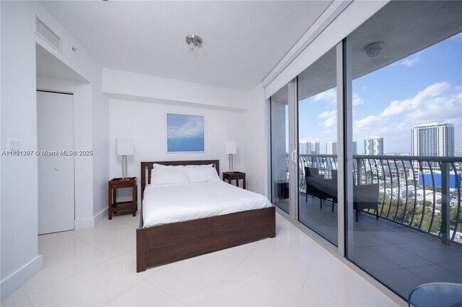 Building Photo - 1750 N Bayshore Dr