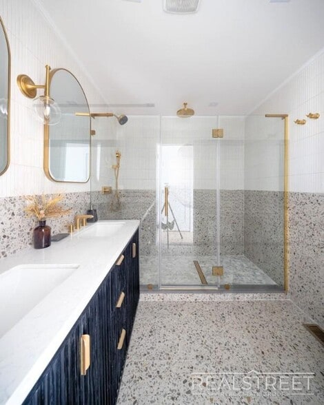 Building Photo - Exquisite 3 BR 3.5 BA Home with Private Pa...
