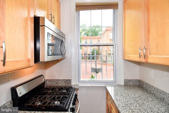 Building Photo - 915 Hughes Mews NW