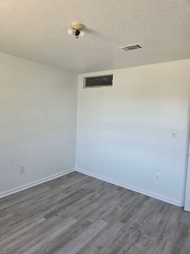 Building Photo - 2 BR j