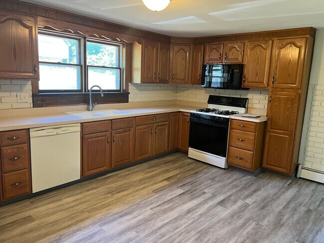 Building Photo - Quakertown Cape in Private Setting