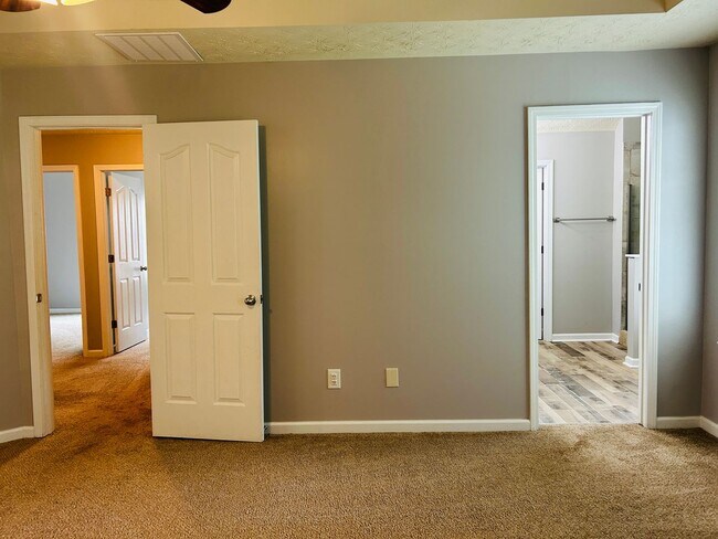 Building Photo - Beautiful 4 bedroom, 2.5 bathroom home in ...