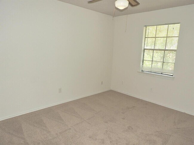Building Photo - 2107 Creekshire Dr