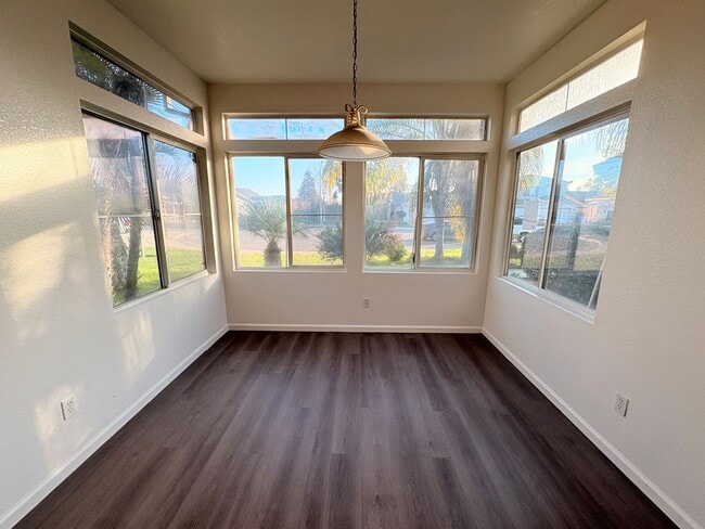 Building Photo - Single-Story 3-Bed Home with Private Beautiful Yard in Quiet Neighborhood