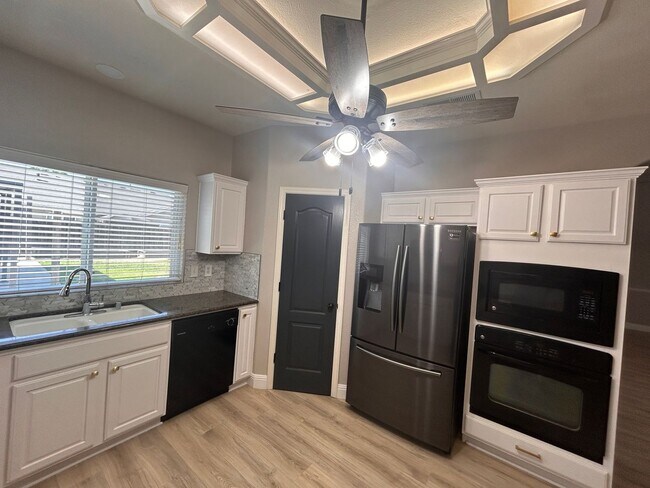 Building Photo - Designer living with extra solar panels in North Hanford.