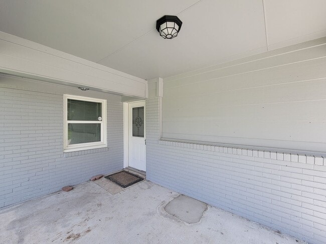 Building Photo - This fully renovated 3-bedroom, 2-bath home features a modern kitchen, large master suite with a ...