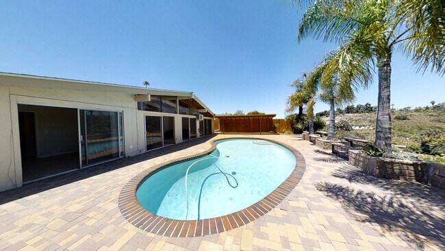 Building Photo - POOL house! BIG rooms! 8 Bedrooms