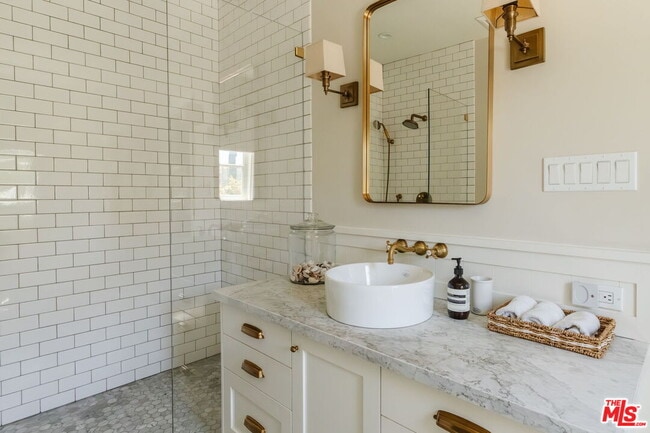 Building Photo - 231 S Thurston Ave