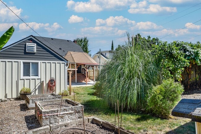 Building Photo - 4 Bedroom 2 Bathroom Home in Salem