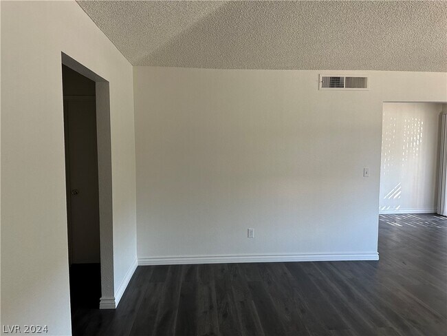 Building Photo - 1121 Willow Tree Dr