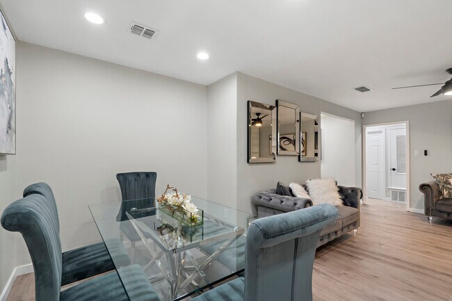 Building Photo - 3400 Laguna Dr