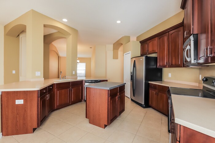 Building Photo - 300 Oaklanding Dr