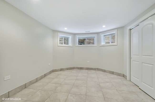 Building Photo - 5816 N Ridge Ave