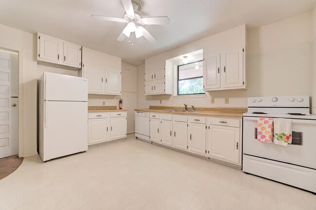 Building Photo - 604 S Flood Ave