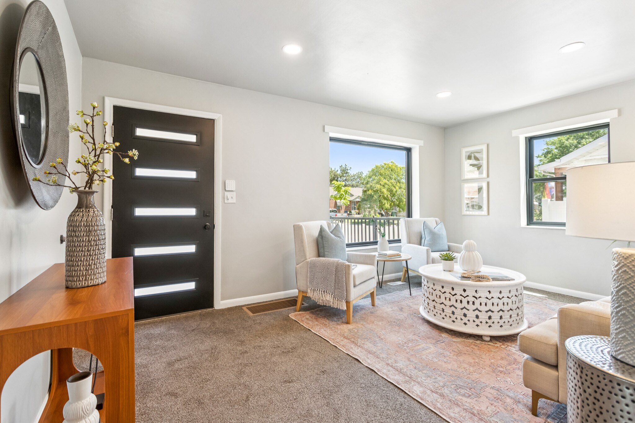 Building Photo - 983 N Poinsettia Dr