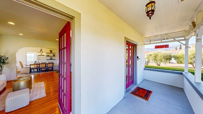 Building Photo - Charming 2 bedroom 1.5 bath plus office ho...