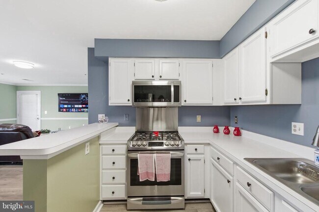 Building Photo - 8058 Lisle Dr