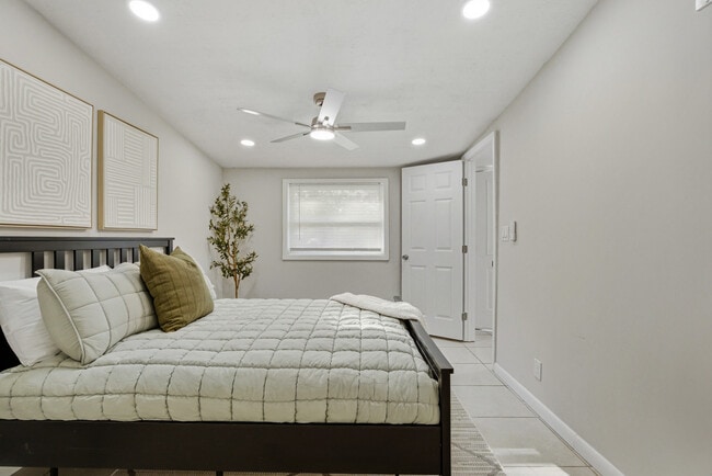 Building Photo - 2111 Bourget Dr