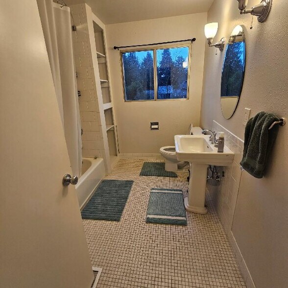 Building Photo - 12370 SW 121st Ave