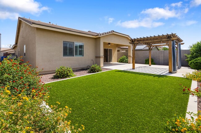 Building Photo - Beautiful 3 bedroom plus den!