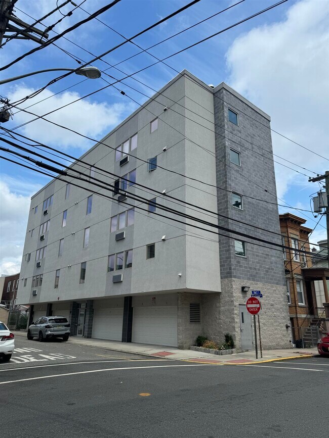 Building Photo - 524 56th St