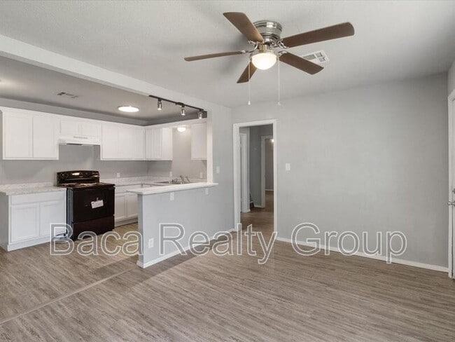 Building Photo - 3927 SE 10th Pl