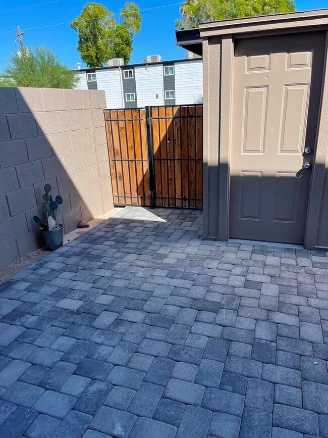 Building Photo - 2927 E Fairmount Ave