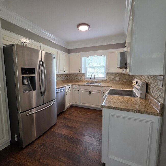 Building Photo - 825 Community Ave