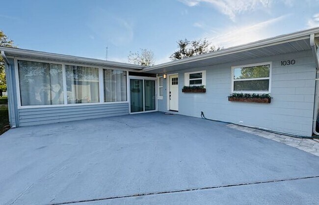 Building Photo - Spacious 4-bedroom 2-bathroom pool home