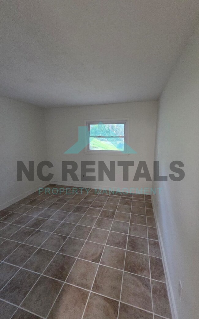 Building Photo - 7000 Longstreet Dr