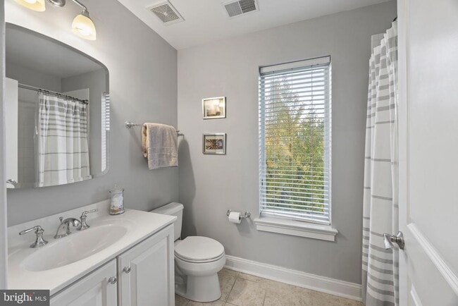 Building Photo - 900 Valencia Ct