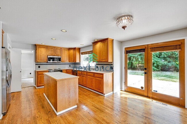 Building Photo - Beautiful 4 Bed 2.5 Bath single family hou...