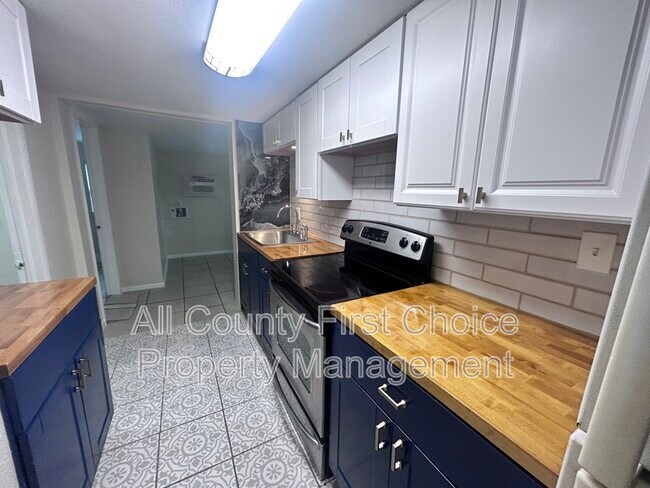 Building Photo - 613 1st Ave NE