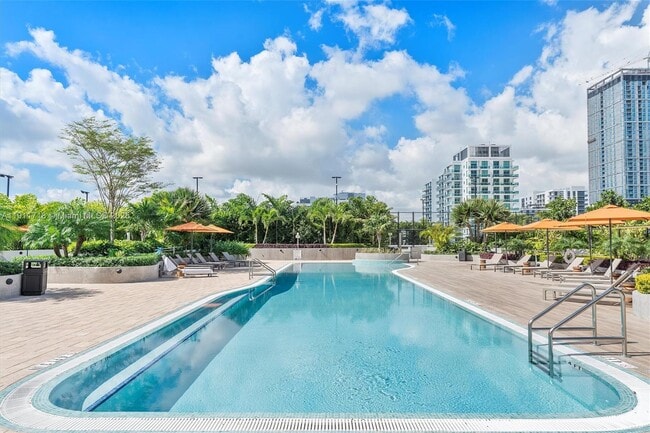 Building Photo - 700 NE 24th St