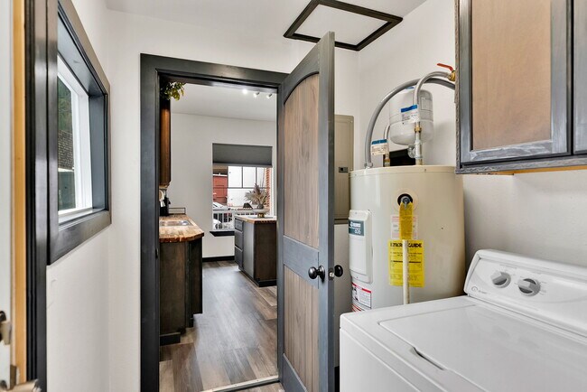 Building Photo - 902 Residence St