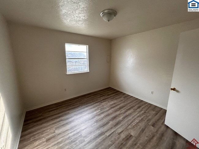 Building Photo - 1502 NW Kingsbury Ave