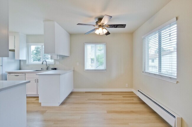 Building Photo - Refreshed 2/2 Second Floor Campbell Condominium in Great Location! Attached Garage & Additional S...