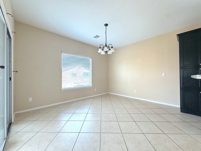 Building Photo - Sandstone Ranch Estates 4Bed/2.5bath Refrig A/C!