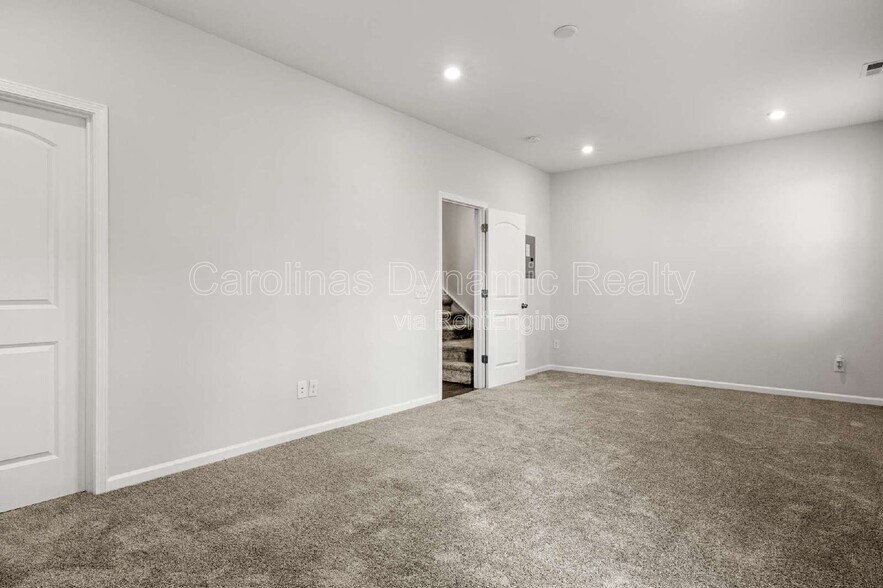 Building Photo - 6985 Waterstone Dr