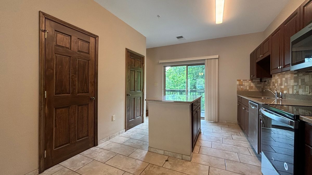 Building Photo - 128 Village Dr