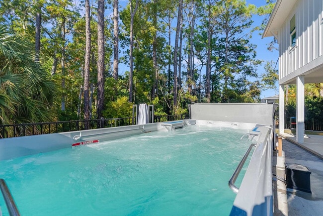 Building Photo - 223 E Lakeshore Dr