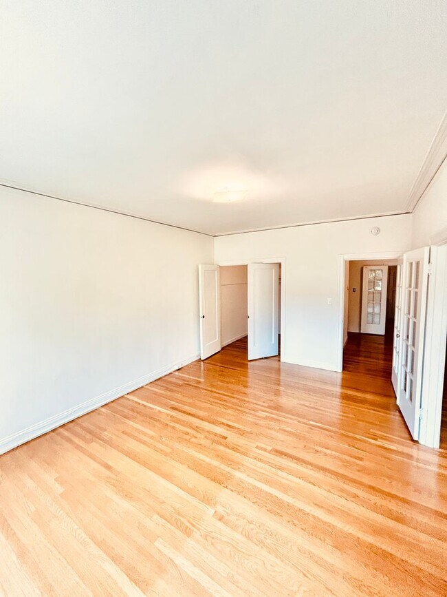 Building Photo - Beautiful 1 Bedroom located in one of San ...