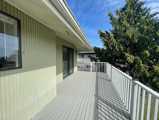 Building Photo - Spacious Admirals Cove Home with Recent Up...