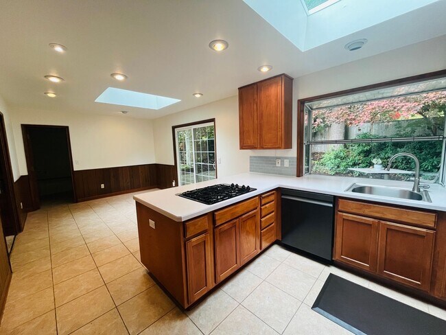 Building Photo - Charming One-Level Home in Garden Home — Near Washington Square & Trader Joe’s! Landscaping Inclu...