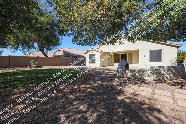 Building Photo - *$500 off the 1st full month's rent with a...