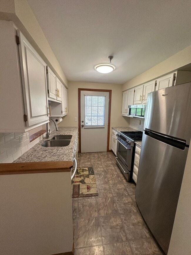 Building Photo - Charming 2BD/1BA Townhome in Burlington’s New North End