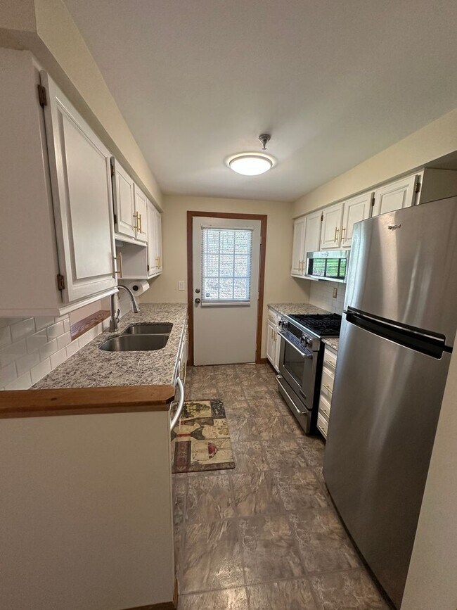 Building Photo - Comfortable 2BR Townhome with Garage, Laundry, and Modern Appliances