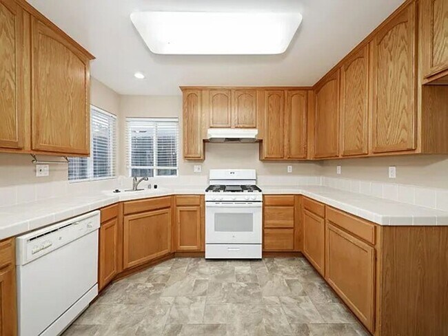 Building Photo - Beautiful Single-family home!